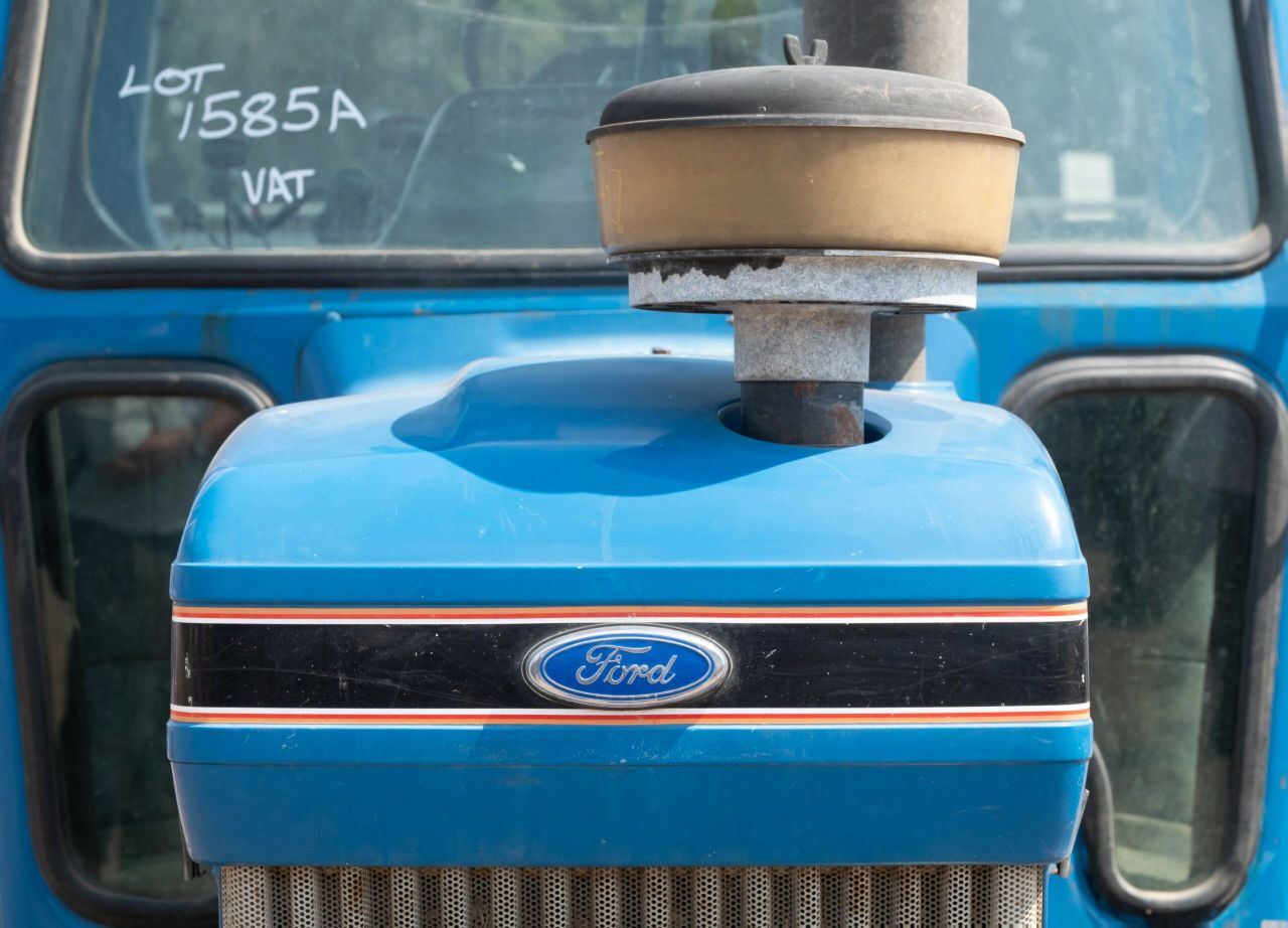 Auction report: Well-aged tractors of a 'blue hue' under the hammer