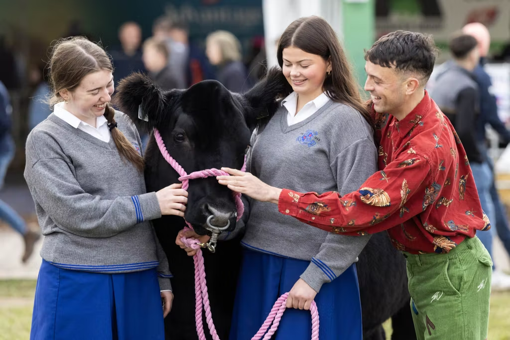 Rachel Walsh and Keelin Walsh from Loreto School Kilkenny with presenter James Kavanagh, were one of five student finalist groups selected for the next instalment of the Certified Irish Angus School's Competition. Source: Certified Angus