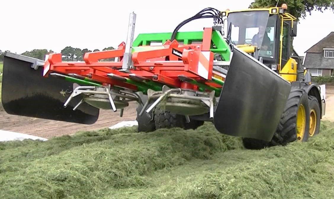 Another way to push up silage: Is it a haybob or a buck-rake?
