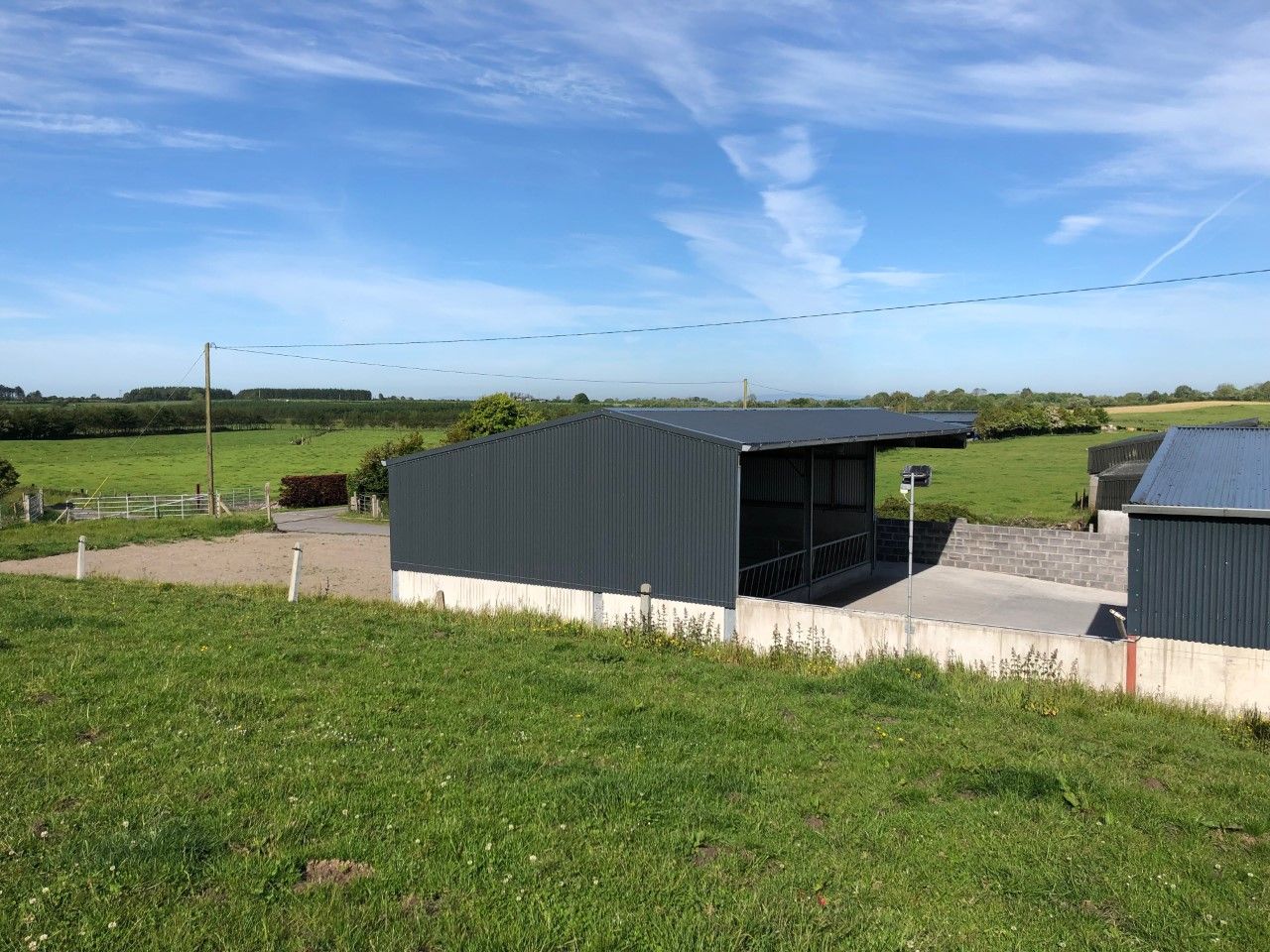 Buildings Focus: A cheap and tidy 3-bay slatted unit for 20 cows in Co. Galway