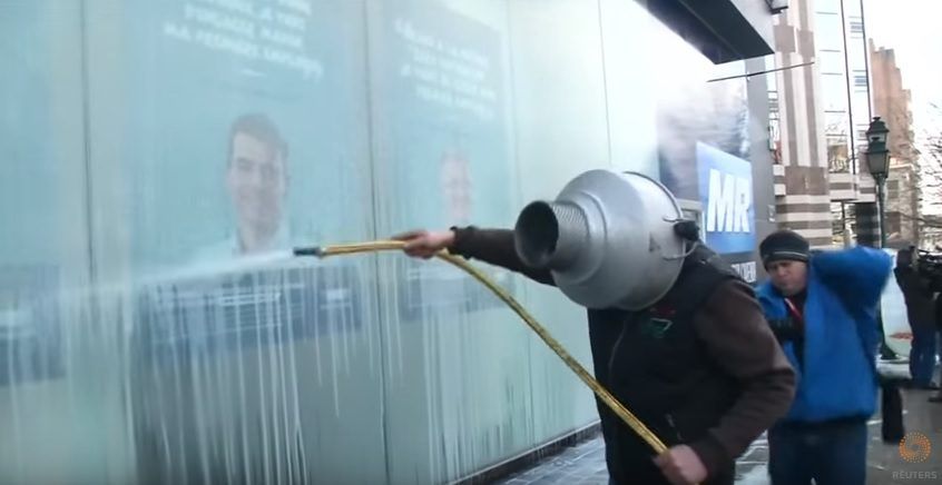 Video: Farmers spray hundreds of litres of milk in protest in Brussels