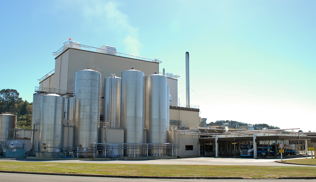 Fonterra cuts milk price and collection forecasts