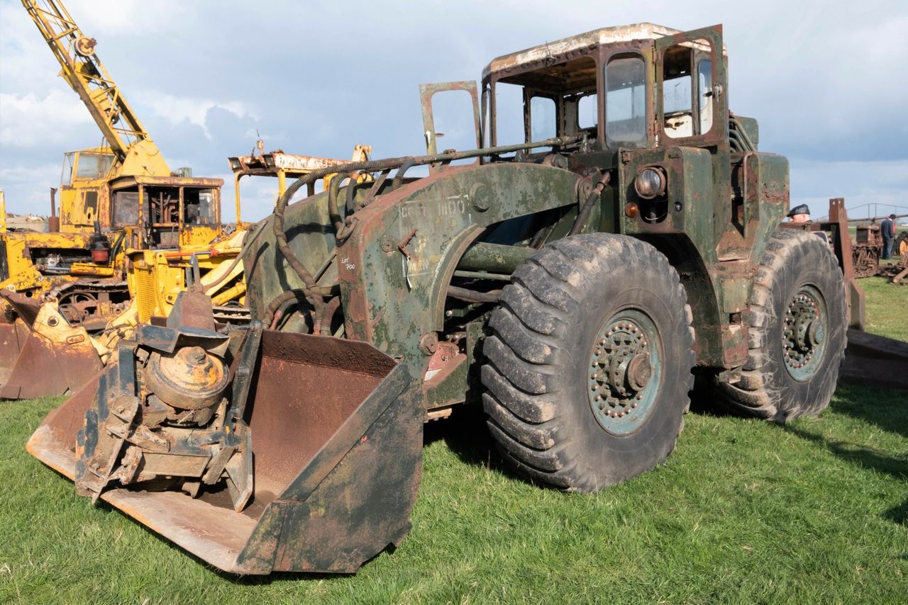 Auction report: Shovels and crawlers from bygone days change hands
