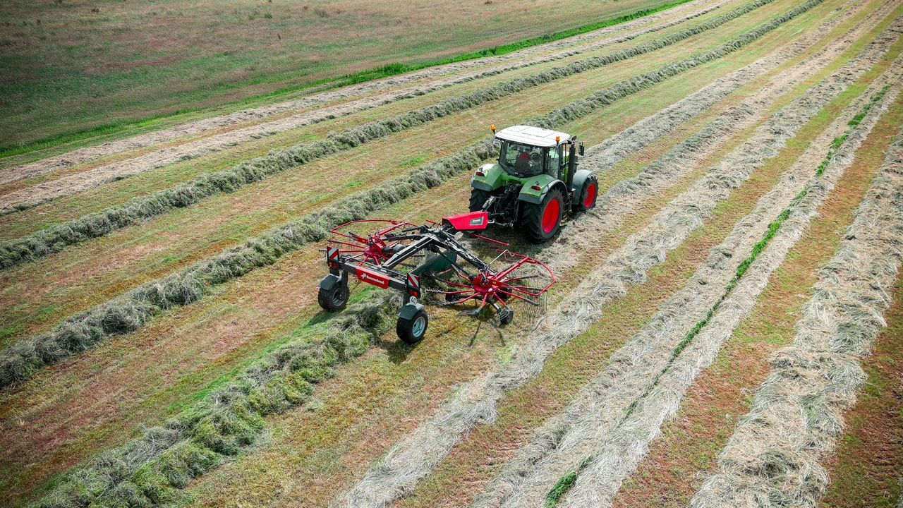 According to Kverneland: "These new generation machines set new standards for productivity in professional farming and contracting operations worldwide". Source: Kverneland