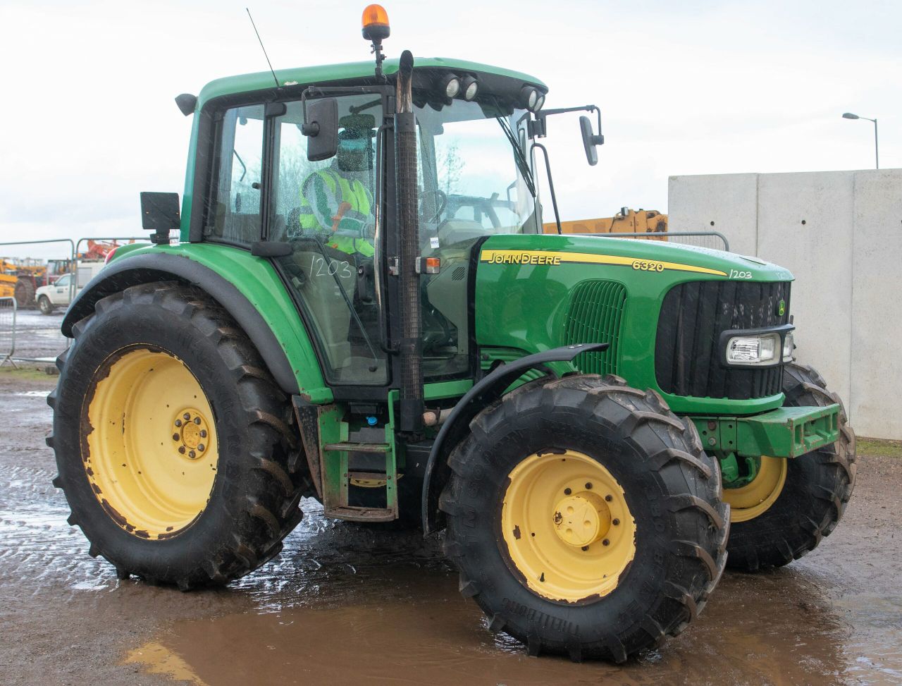 Auction report: Drizzle deters some, but not all, Deere hunters