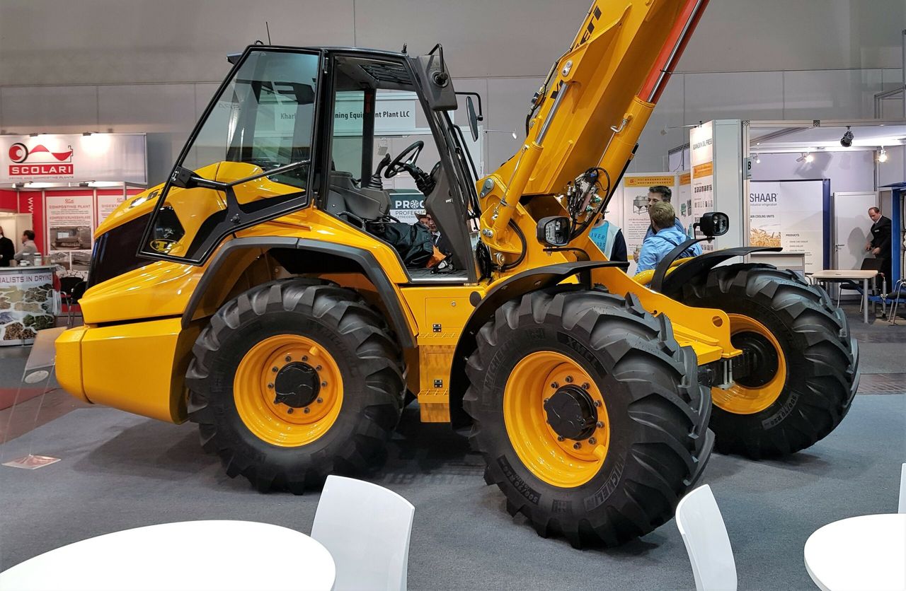 Pics: Can Venieri raise the stakes with its new, pivot-steer telehandler?