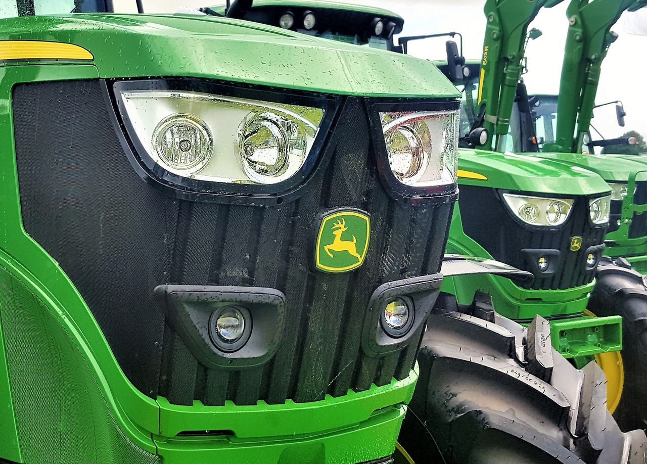 Details: Over 100 John Deere 6R/M Series tractors to go to auction