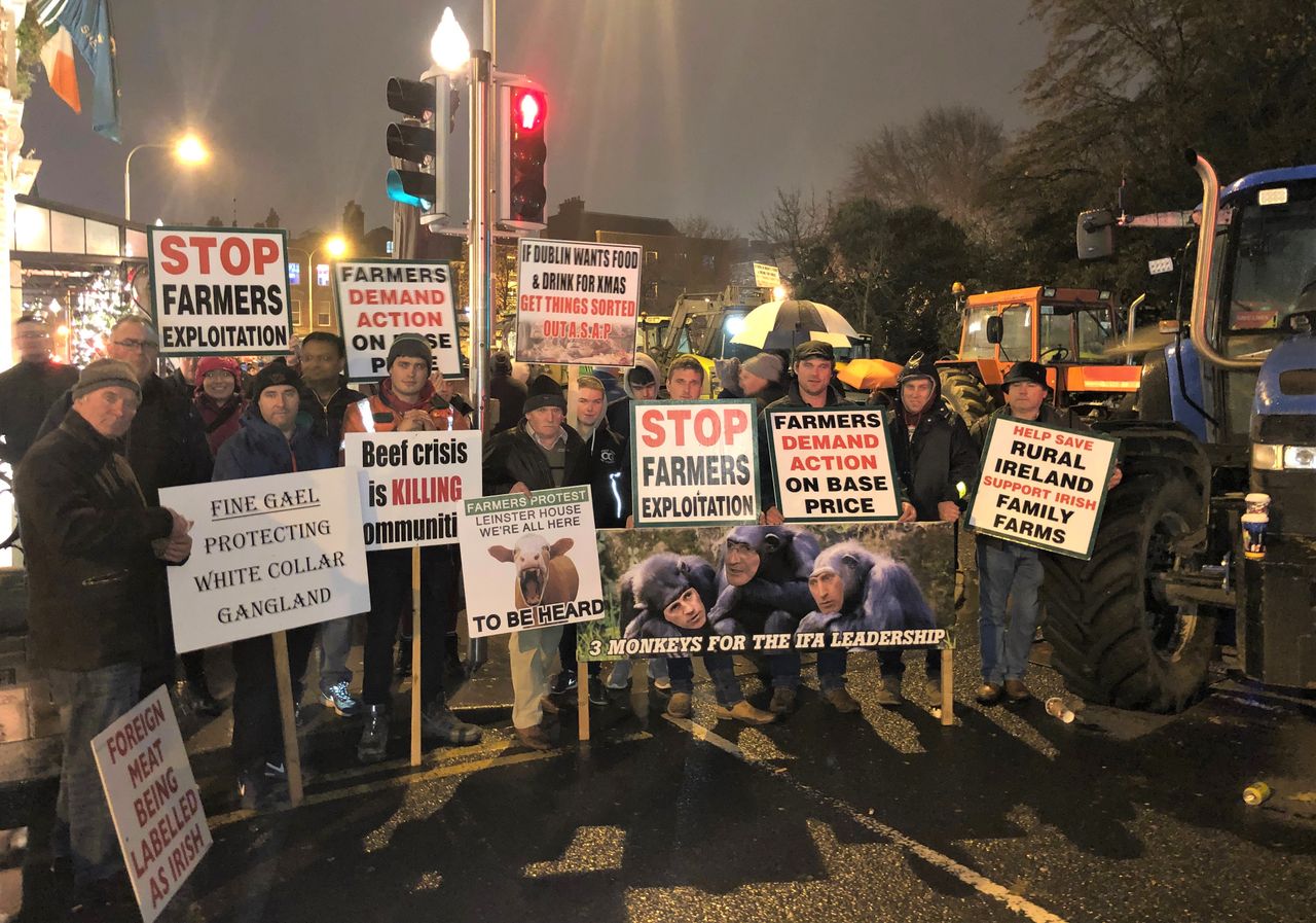 Tractor protesters 'holding line'; but bid to find resolution
