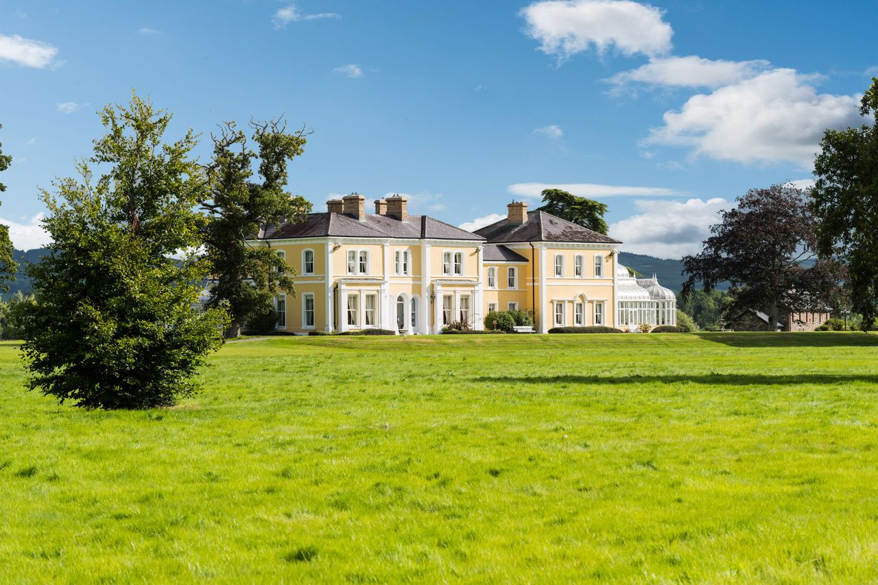 Synonymous equestrian location offers mixed farm and equine facilities on 250ac