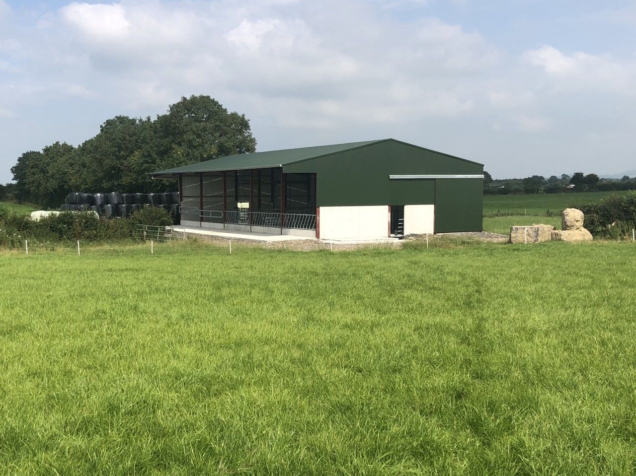 Buildings Focus: A tidy 5-bay slatted unit with a lieback area in Co. Tipperary