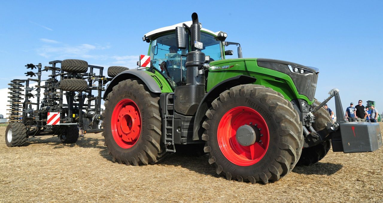 120 tractors in a show of force at Fendt 'field day'