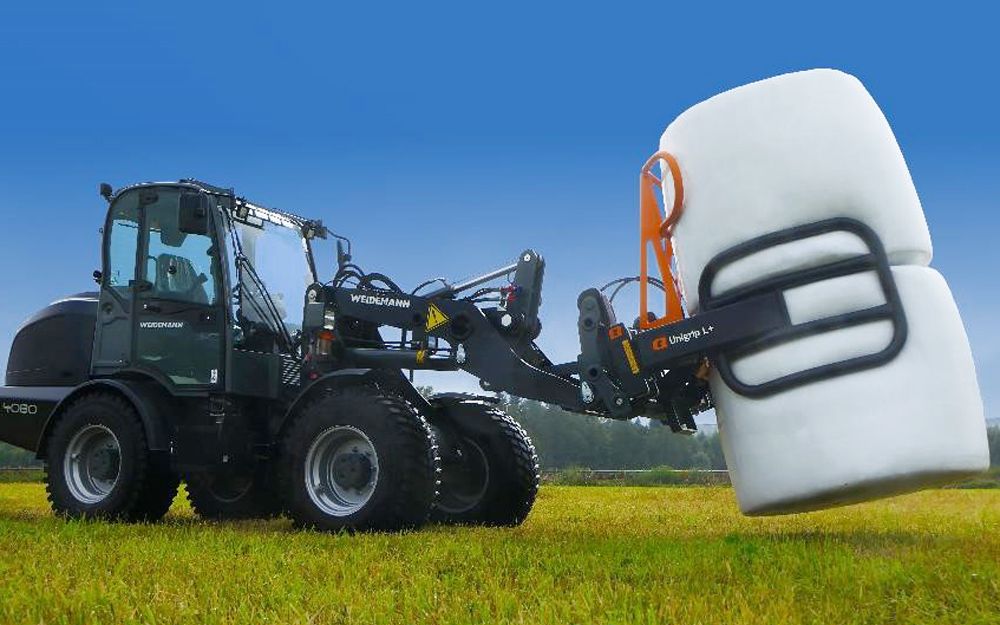 Gentle bale handling with new Quicke grab range