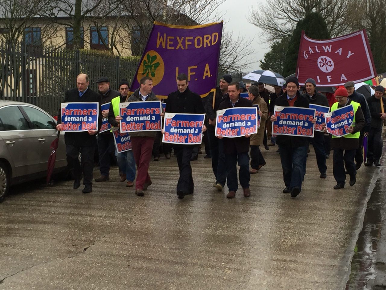 Over 800 farmers protest outside Slaney over 'lack of competition' in beef industry
