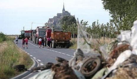 French farmers block roads as '25,000 face bankruptcy'