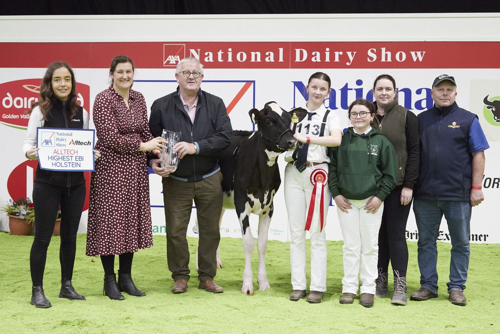 (L-R): Laura O’ Connell, Alltech (sponsor); Avril Taylor, National Dairy Show committee; Siomha Cleary; Aibhleann Cleary; Orla & Owen Cleary; Pat Carroll. Source: Maria Kelly