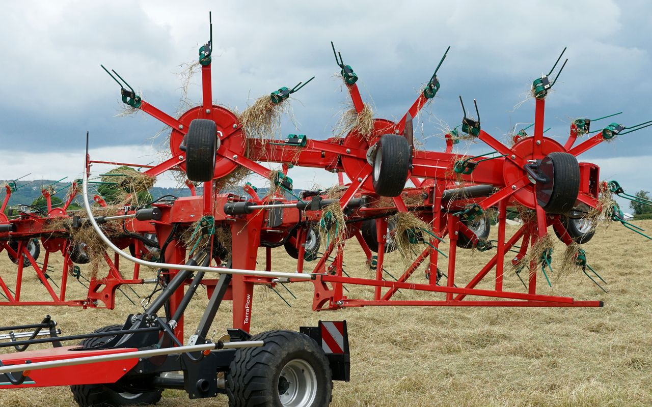 Watch: Kverneland brings its biggest tedder to Ireland