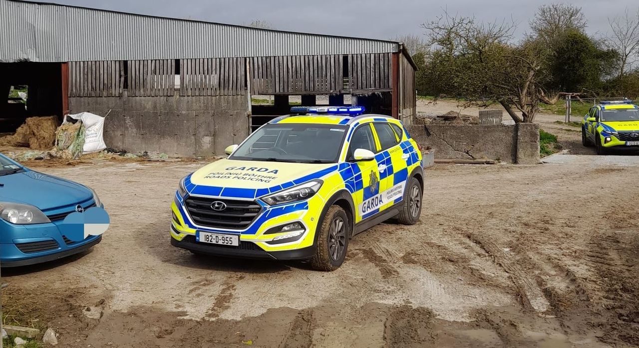Gardaí arrest 3 after car turns away from checkpoint and hides on farm