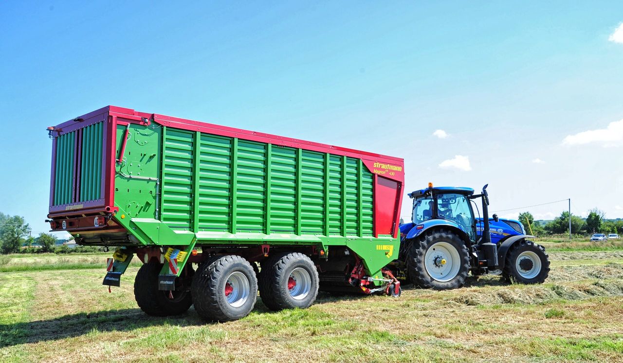 Video: Plastic tines and power-saving with Strautmann Magnon