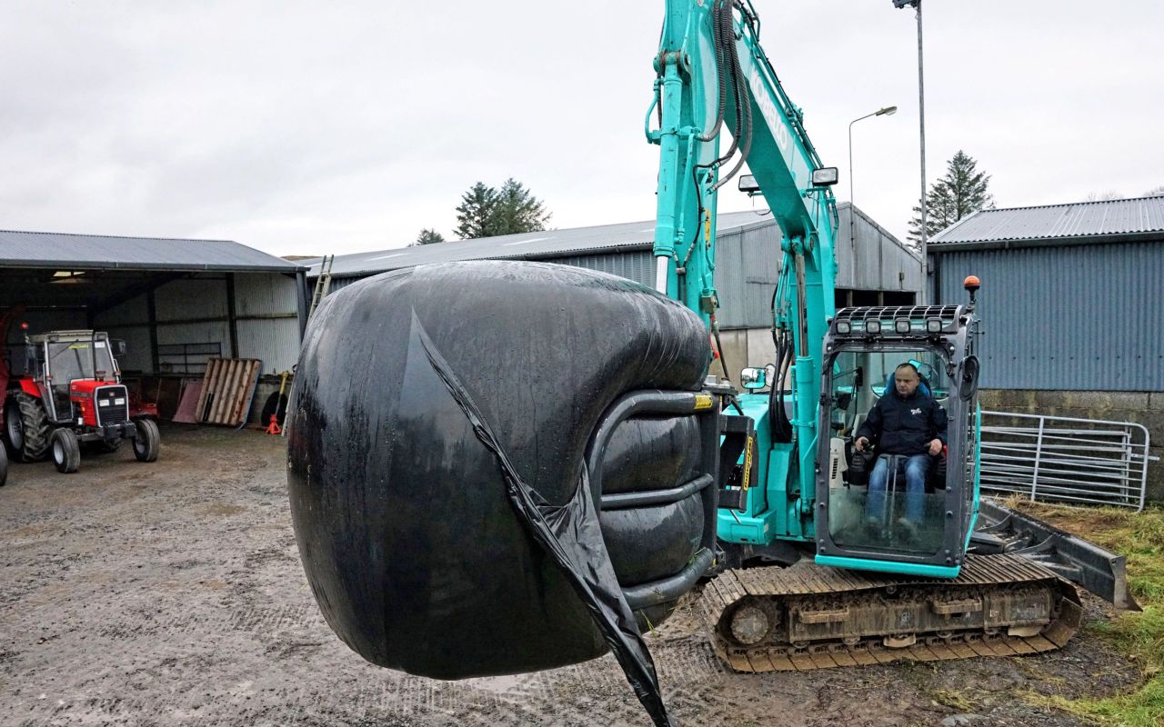 Handling bales with a Donegal digger