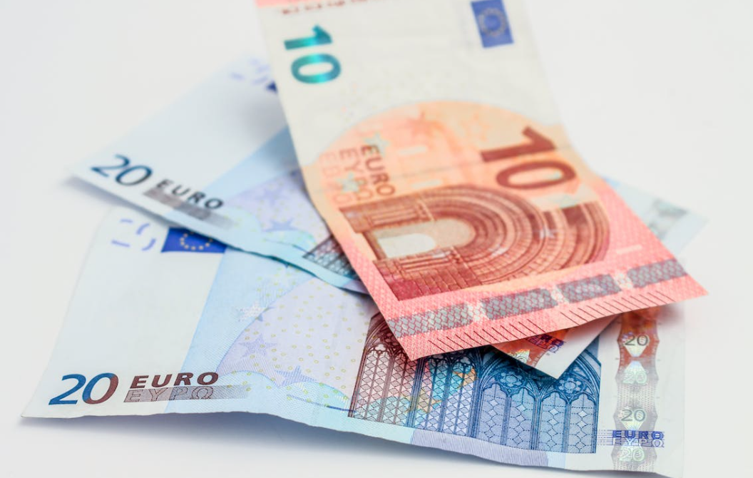 Lenders urged to pass interest rate cut back to farmers