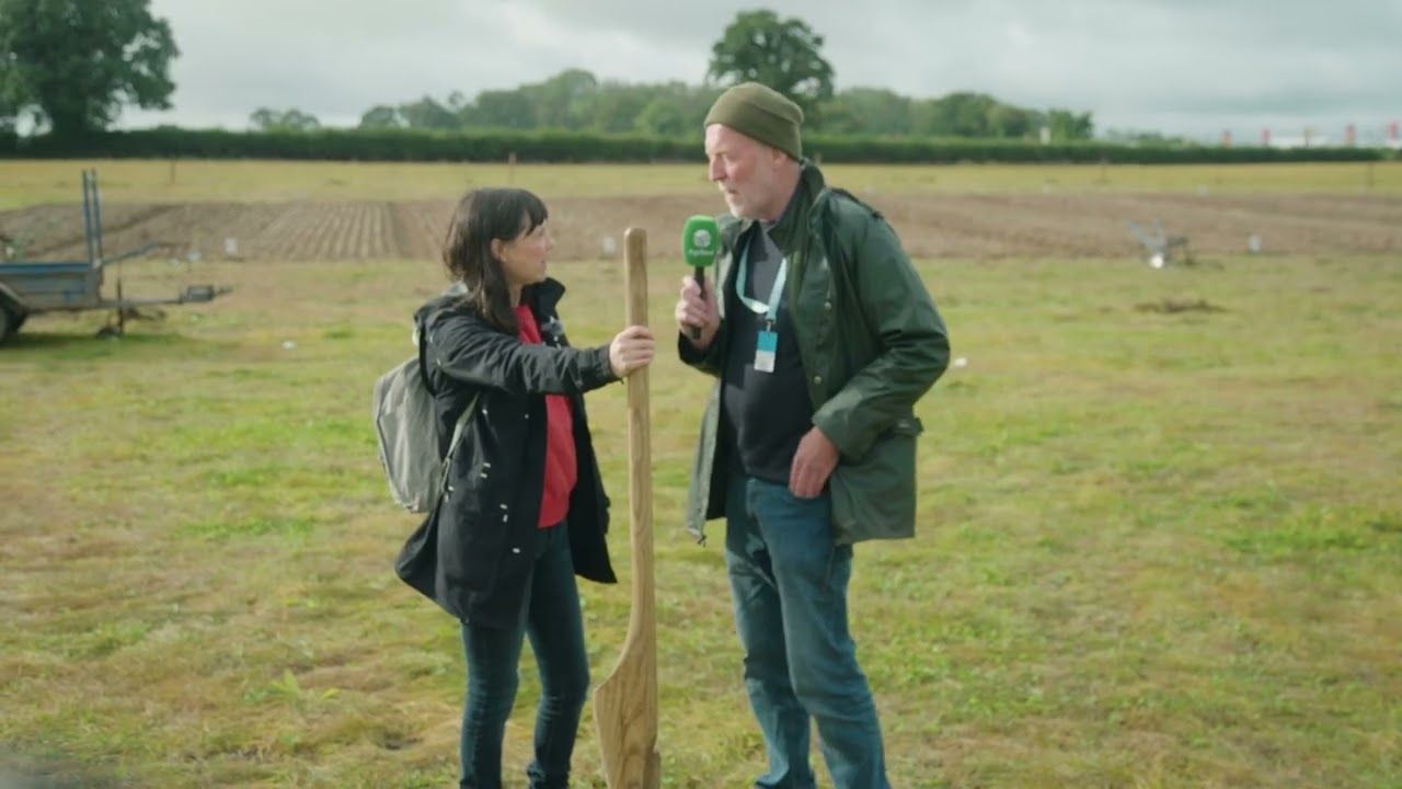 Speaking to loy digging competitors at Ploughing 2026