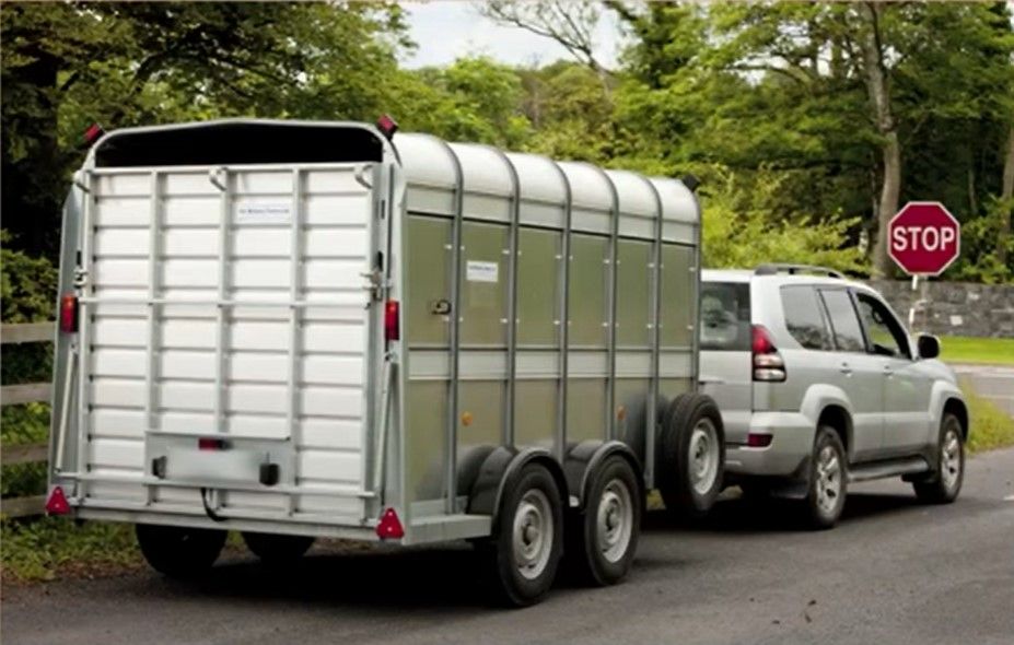 Towing a trailer on public roads: What you should know