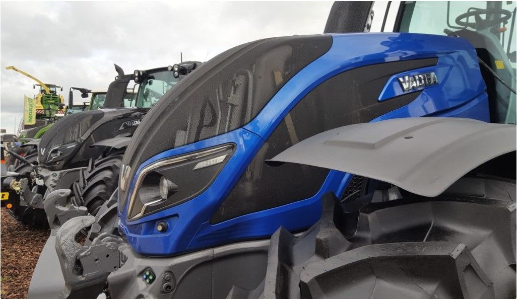 How many tractors were registered in 2020?