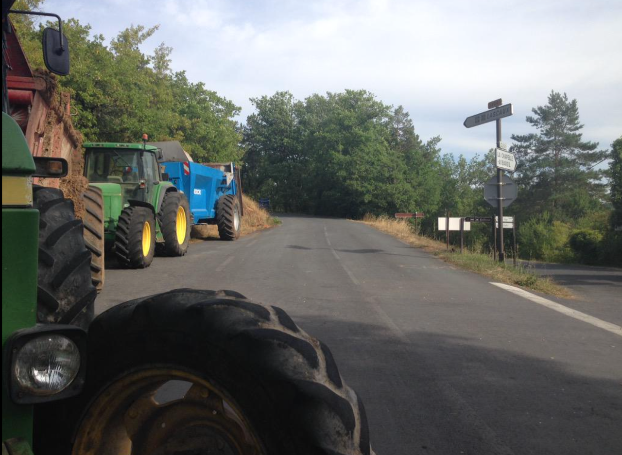 French farmers block trucks with foreign food from entering France