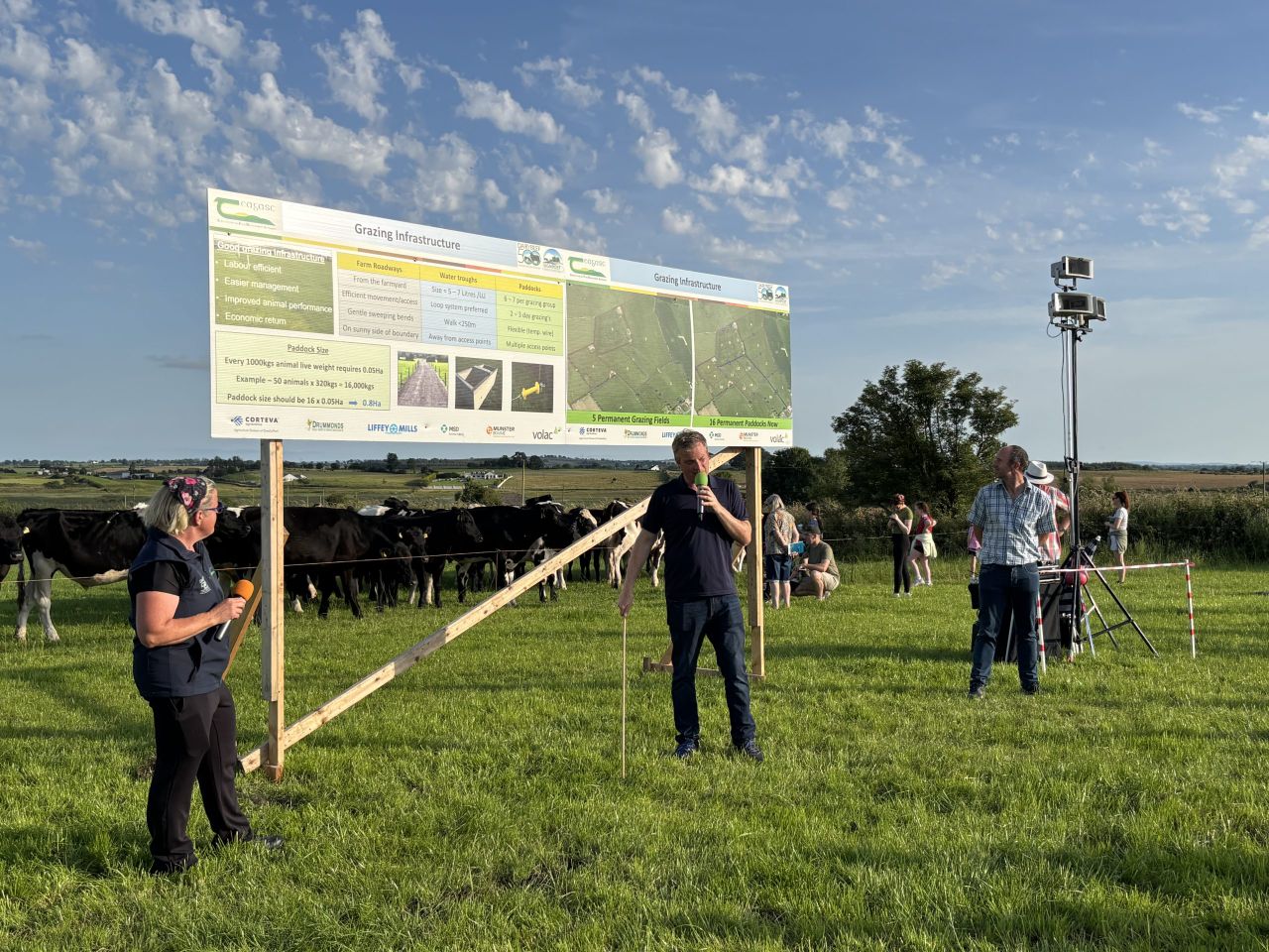 Teagasc's Alan Dillon giving farmers some practical tips and advice for setting up a paddock-grazing system