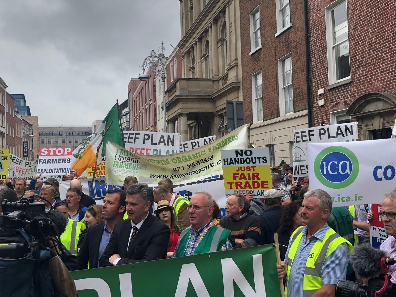 Beef Plan stages protest outside Dáil over 'attack' on rural Ireland