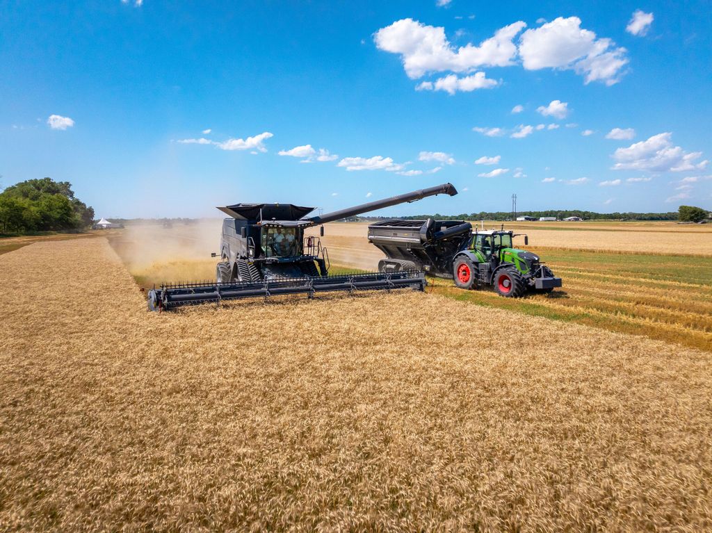 A Fendt IDEAL next to a Fendt 900 Vario with PTx OutRun Grain Cart. Source: Fendt