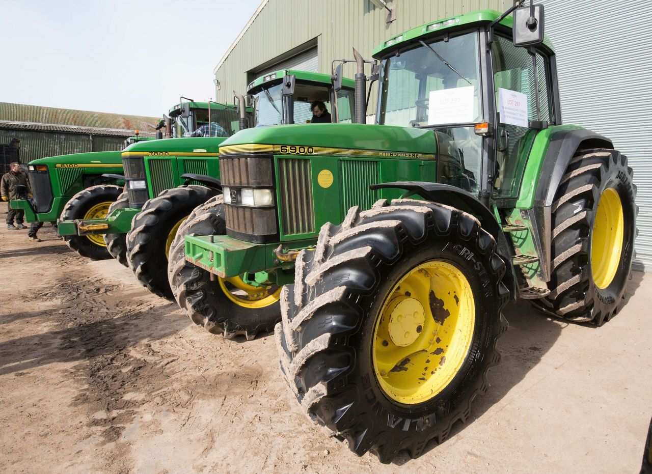 Auction report: 'One-owner' tractors and combine ‘under the hammer’