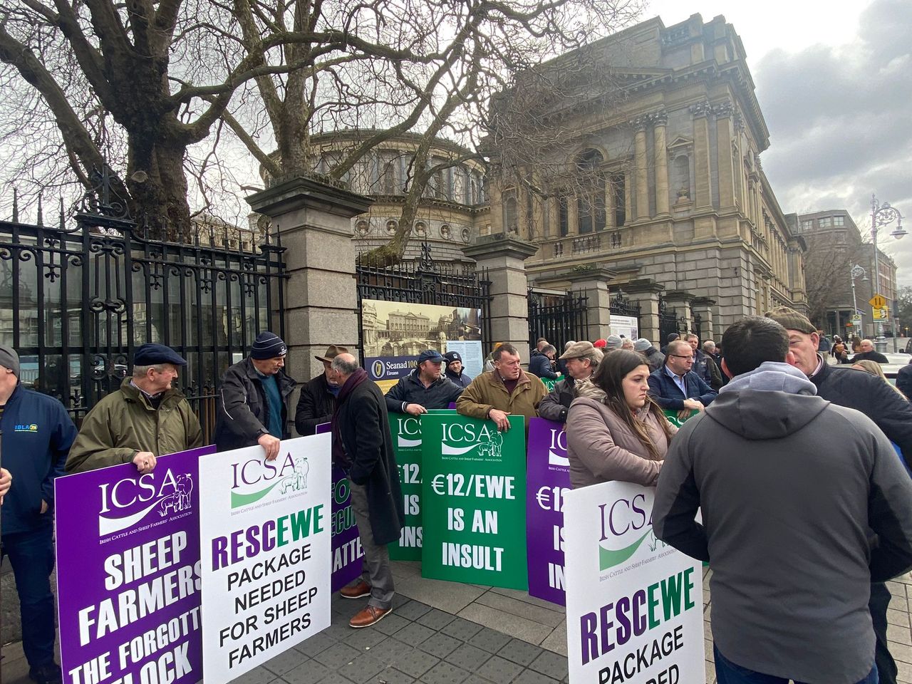 Crowds turn out as sheep protest gets underway outside Dáil