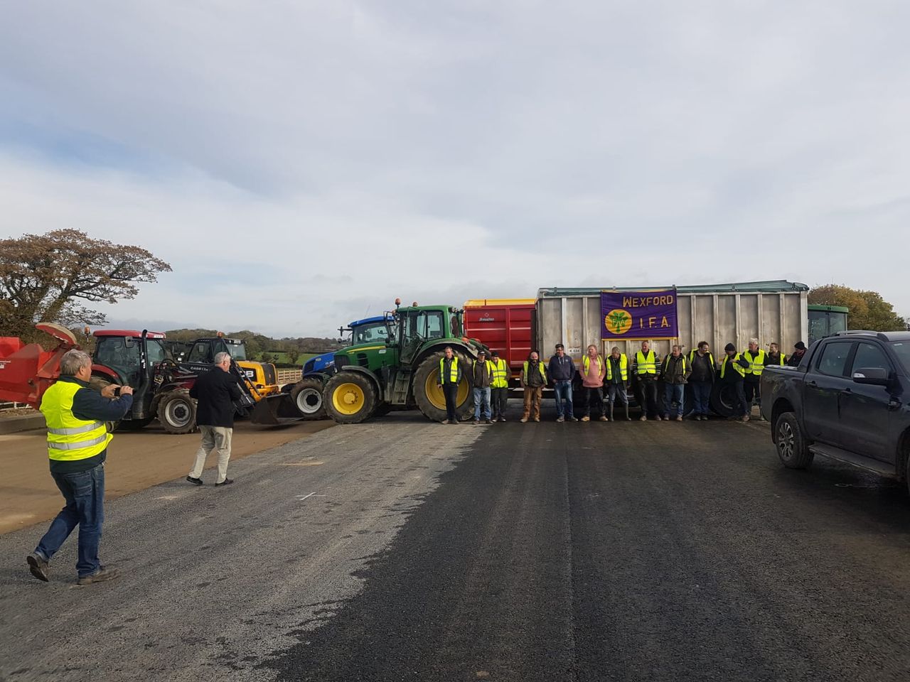 Wexford farmers relocate BAM roadblock for strike day 2