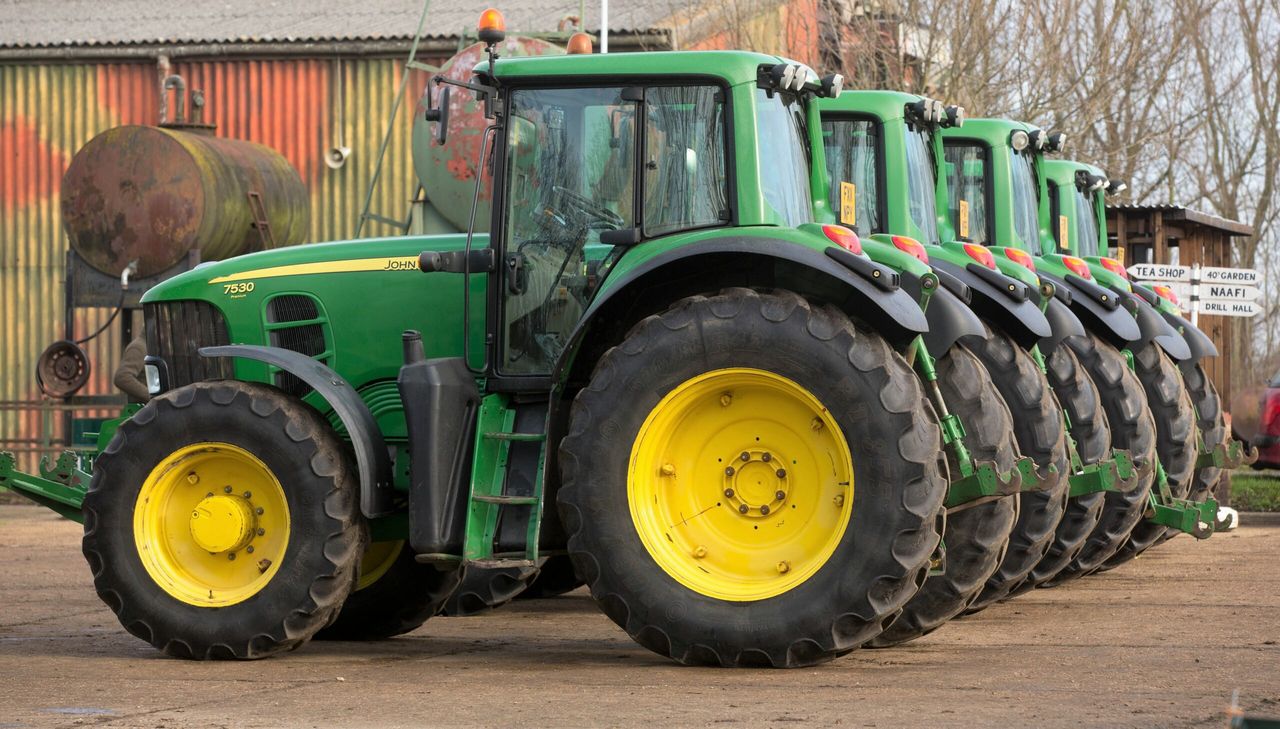 Auction report: Fleet of fresh John Deere tractors goes under the hammer