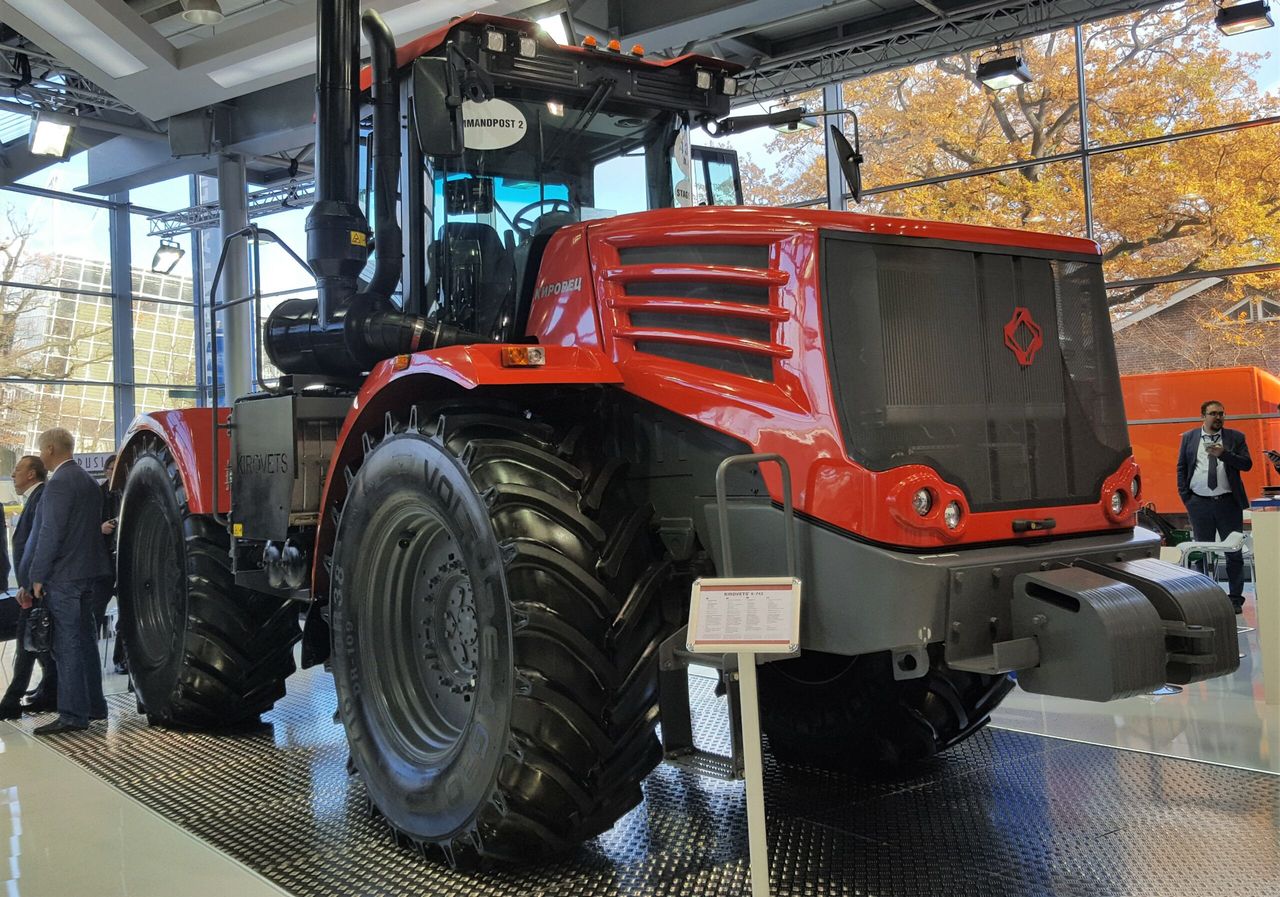 Who said that articulated tractors are a thing of the past?