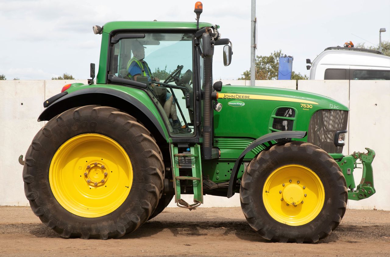 Auction report: John Deeres - big and small - go 'under the hammer'