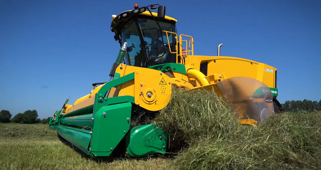 New prototype self-propelled merger (swather) works at up to 20kph