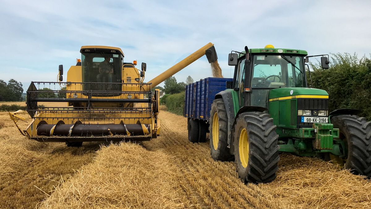 Look back: Harvesting barley on a farm converting to direct drilling in Co. Kilkenny