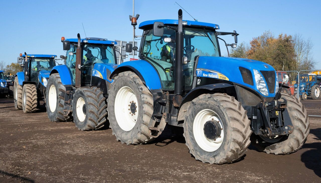 Auction report: ‘Blue’ highlights from huge tractor sale