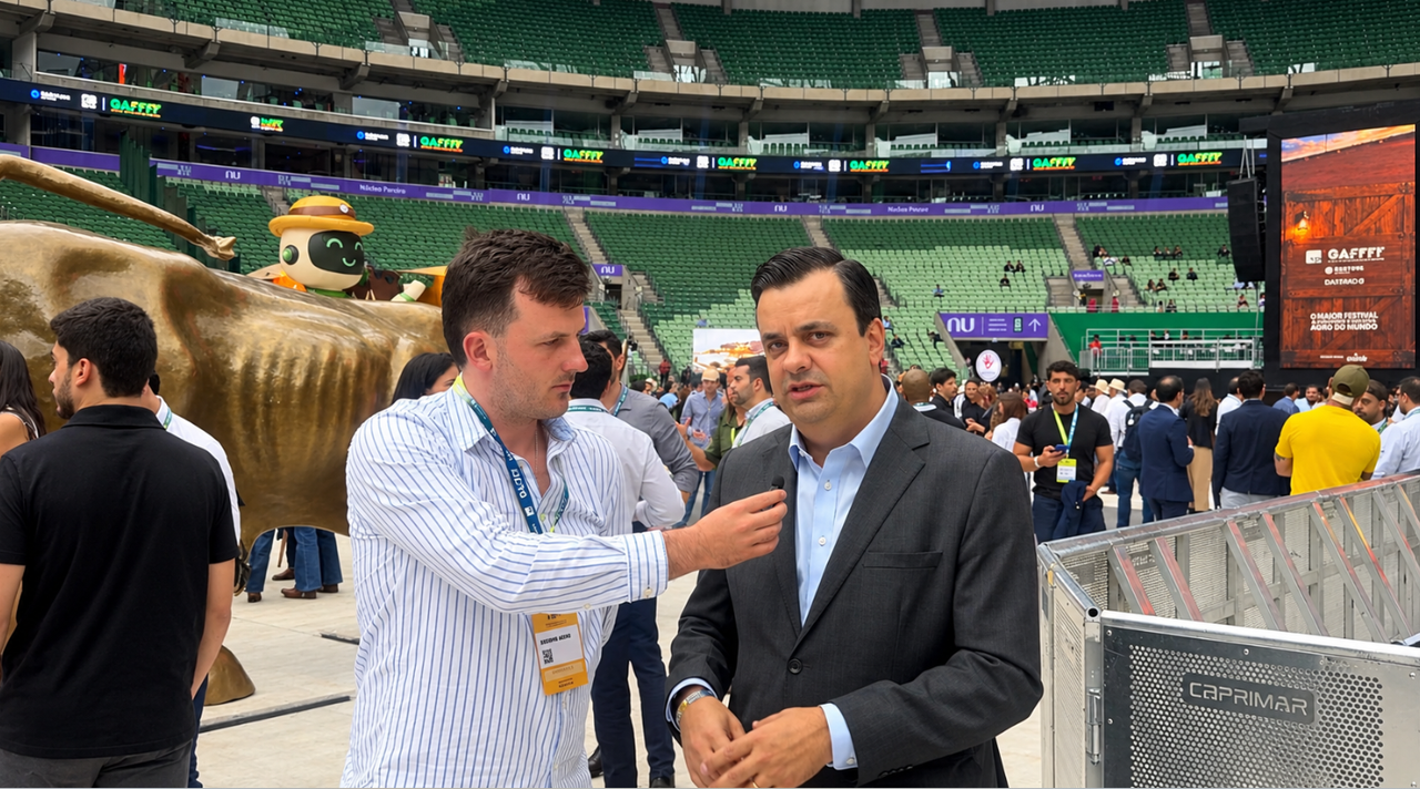 President of the Brazilian Beef Exporters Association (ABIEC) Roberto Perosa (right) speaking to Agriland from the GAFFFF summit in Sao Paulo