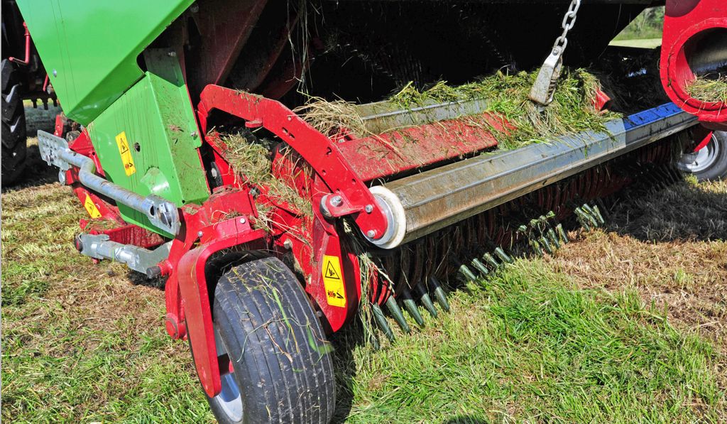 The intake between knives and trailer chamber is kept narrow to reduce power requirement