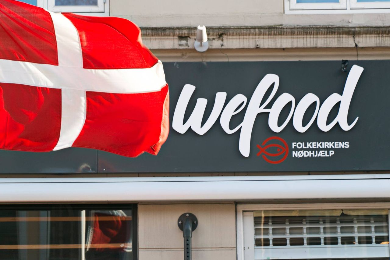 Supermarket opens selling only out-of-date or damaged foods