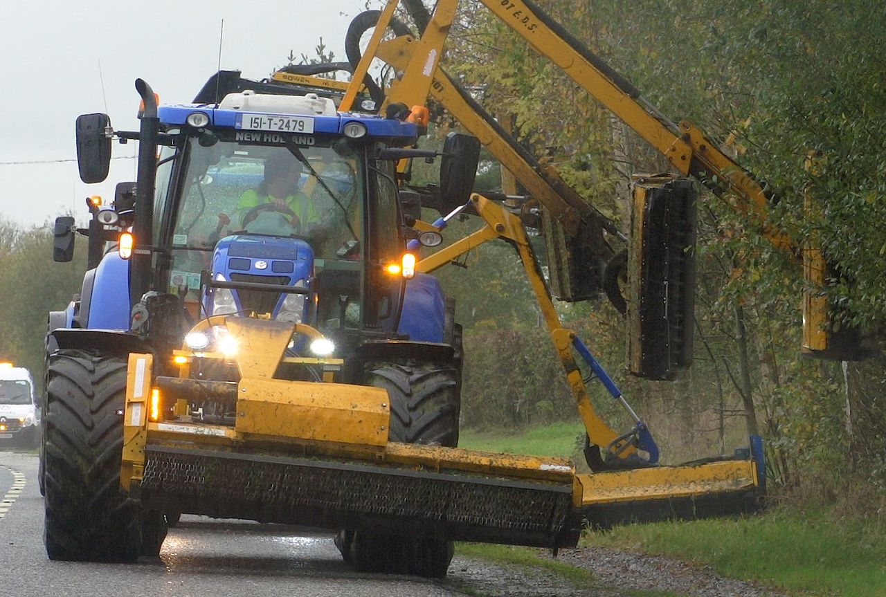 Video: Running a 'double-edged' hedge-cutting convoy in the south-west