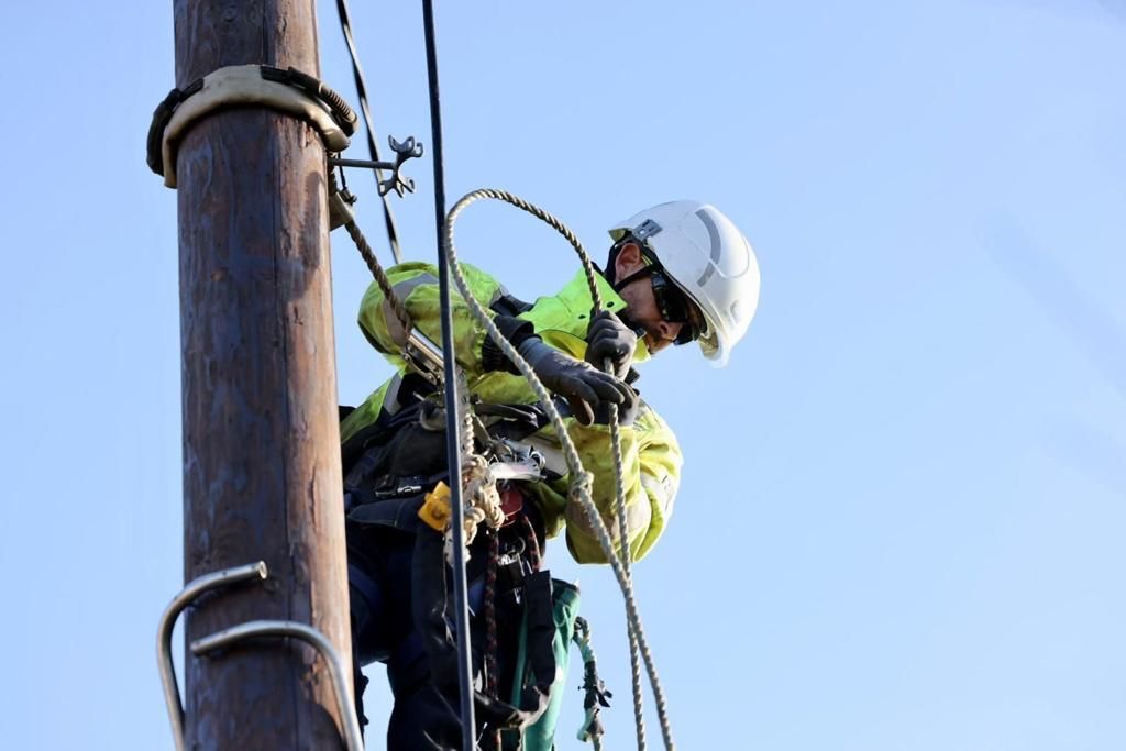 Storm Floris: 10,000 homes, farms and businesses without power