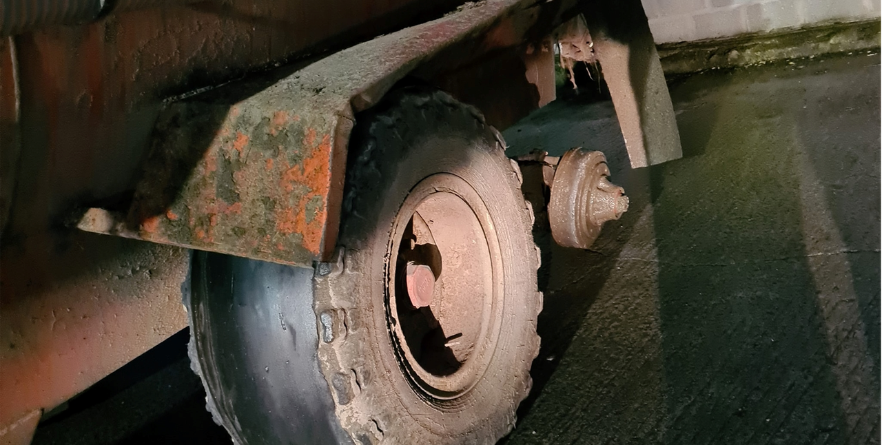 Gardaí stop tractor and 3-wheeled slurry tank with no lights